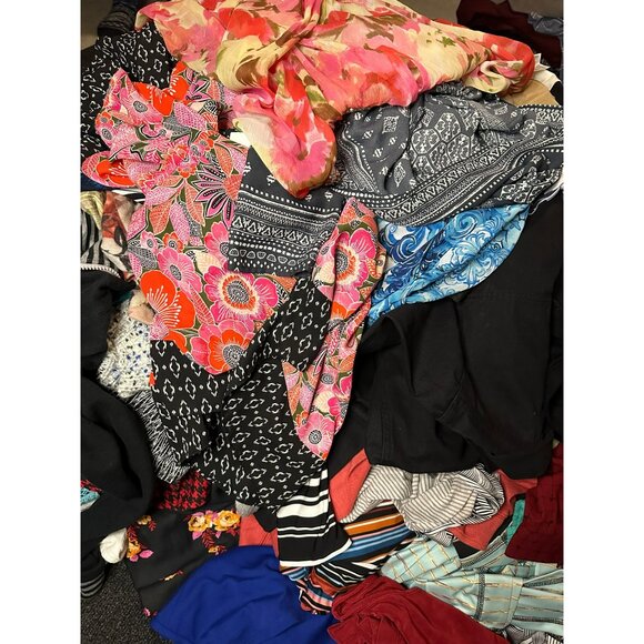5 Pound Bundle of LADIES Clothes Various Sizes Styles & Brands Reseller Fashion - Picture 5 of 7